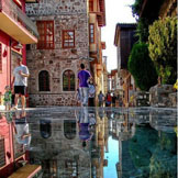 摄影师MyOakForest在土耳其安塔利亚市（Antalya）的大街，在黑色石板地浇上水，拍摄下了这张绝美的照片~