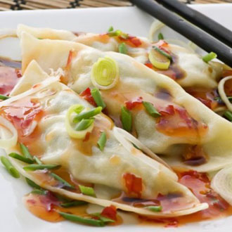 韩国饺子名为“Mandu”,里面包有大量的肉，可以搭配着泡菜和酱类一起吃。